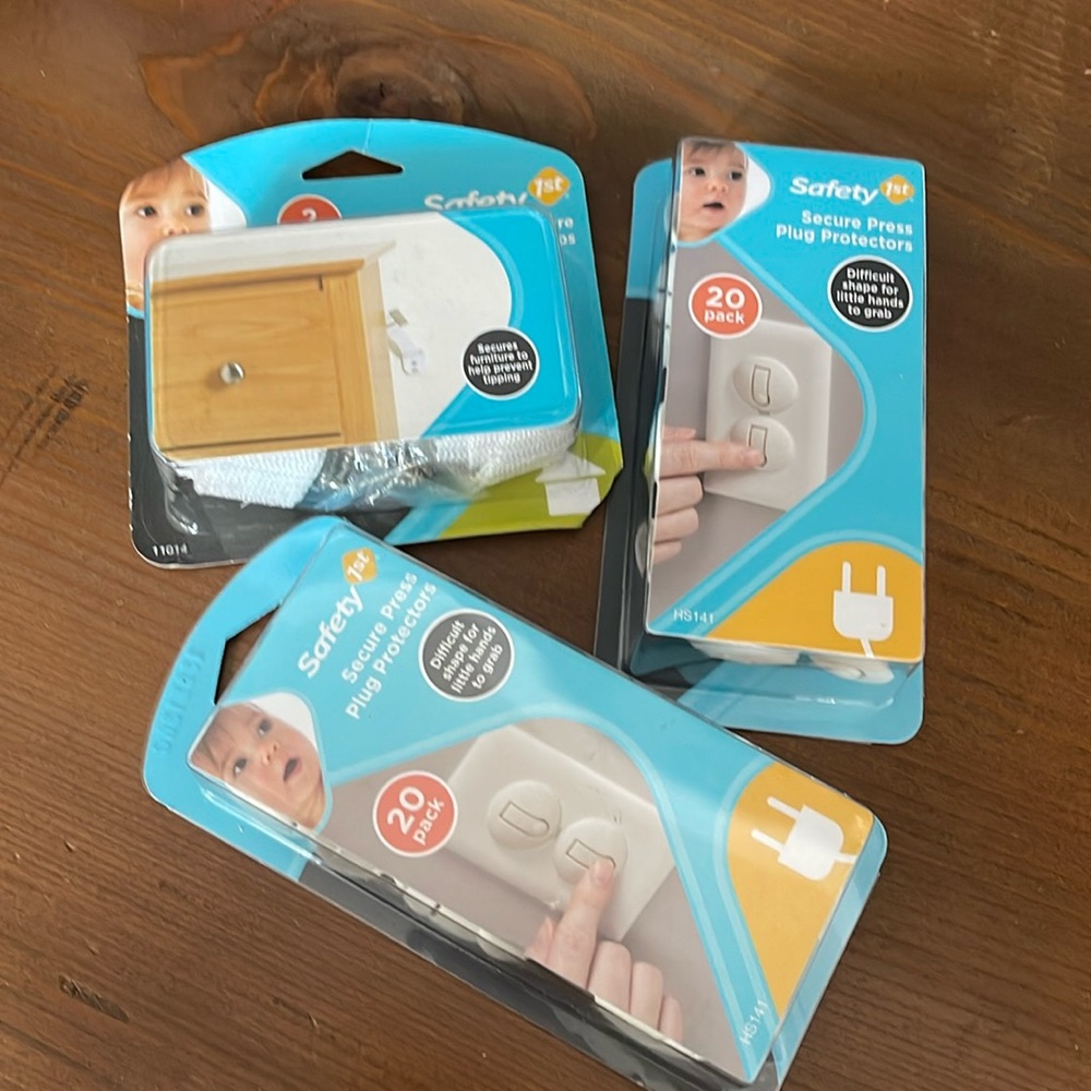 Safety 1st Plug Protectors and Furniture Wall straps x3